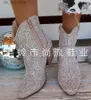 Stövlar pekade tå korta stövlar kvinnor champagne silver bred kalv broderad paljett heta diamantblock häl pull-on cowgirl booties skor T230824