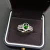 Bagues de cluster Douyin Imitation Diopside Naturel Bague Femelle T Square Diamant Couleur Émeraude Trésor Rangée