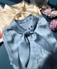 2023 Autumn Blue Solid Color Ribbon Tie Bow Silk Blus Shirt Lång ärm Runda nacke veckad enkelbröst Soie-toppskjortor H3G22Ted