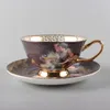 Tazze Set di piatti per tazze da caffè europei Antico Bone China in ceramica con bordo dorato e tè floreale pomeridiano britannico