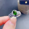 Bagues de cluster Douyin Imitation Diopside Naturel Bague Femelle T Square Diamant Couleur Émeraude Trésor Rangée