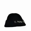 Designer Beanie Luxury Sticke Hat Ins Popular Winter Unisex Cashmere Metal Letters Casual Outdoor Bonnet Sticked Caps 4 Color mycket trevligt