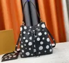 Toppdesigner Totes Bag Luxury Womens Handväskor Bucket Axelväskor Toppkvalitet Läder präglade blommor Bokstäver Crossbody Ladies Makeup Pures