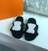 Diseñador de lujo Zapatos cálidos para mujer Paseo Flat Comfort Mule Slipper Shearling Suela de goma pisada Zapatillas de lana térmica Sandalias para interiores y exteriores con caja original