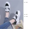 Weiße und schwarze Schuhe Damen 2022 neuer Frühlingsschuh Koreanische Version vielseitiger lässiger Ins-Super-Fire-Sneaker-Studentenschuh mit dicken Sohlen 663