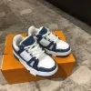 Varumärkesdesignern Kid Shoes Trainer Sneaker Low är samma snörning av småbarnskor för män och kvinnor