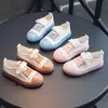 Sneakers pojkar vita skor 2023 Summer Girls 'Kids Fashion Breatble Mesh Children's Simple Hook Loop Flat Casual Shoes Unisex Korean L0825