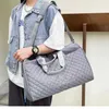 23SS Designer Channel Travel Bag New Fashion Cyber ​​Gym Fitness Bag Traven Trend Western-stil axelväska kvinnors väska plånbok rund väska grå