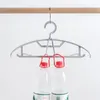 Hangers 2pc Brede schouderhanger Halve cirkel Zonder sporen Opslag Plastic Antislip Droogrek Volwassen kleding Huishoudelijke ondersteuning