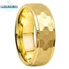 Anéis de banda de tungstênio casamento anel de cor de ouro para homens wemen 8mm 6mm bordas escalonadas multifaced martelado banda preta acabamento escovado conforto ajuste 230824