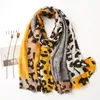 Bufandas primavera y verano lujo marrón señoras bufanda de leopardo salvaje chal largo femenino fino de moda 230825