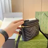 Nowa torba do makijażu w stylu projektowym, kompaktowa konstrukcja, przenośna konstrukcja, może być skręcona w kierunku ramienia i tyłu Crossbody