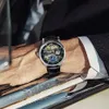 腕時計の豪華なスケルトンのメカニカルウォッチのメン用メカニカルウォッチデュアルタイムゾーンツアービリオンオートマチックウォッチ本革ストラップムーンフェーズ230825
