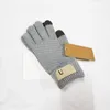 Guantes deportivos Guantes de cinco dedos Marca Color sólido Guantes con letras de invierno Guantes de cinco dedos cálidos de punto Hombres Mujeres Guantes de color caramelo Guante lindo para estudiantes 4 colores