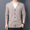 Herrtröjor Herr Cardigan Spring Autumn Casual V-ringning Knitwear Male Solid Single Breasted Sweater Coat Long Sleeve Knit Cardigan 230824