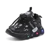 Atletische Outdoor Sneakers Kindermode LED Licht Schoenen Letter Webbing Mesh Ademend 16 jaar Oud Lichtgevende Casual Sport Jongens 230825