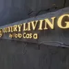 Panneau de lettre de canal en acrylique éclairé par l'avant, étanche, haut de gamme, sortie d'usine, publicité extérieure et côté doré
