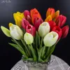 SunMade 5 pièces/lot Bouquet de tulipes de luxe vraie touche fleurs artificielles décoration de mariage à la maison Bouquet de main de mariée tulipes haut de gamme HKD230825 HKD230825