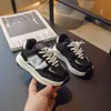 Sneakers vinter bomullsskor för barn tjock varm plysch skor koreansk stil pojkar flickor utomhus tennis löparskor vår höst l0825