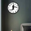 Walks Wandklok Britse Komedie Geïnspireerd Ministerie van Silly Walk Wandklok Klassiek Grappig WandhorlogeWalking Silent Mute Clock HKD230825 HKD230825