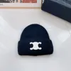 Зима Desingers Люксрию Beanie теплый вязаный кепка защита ушей. Повседневная темпераментная темпераментная капля Ski Caps многоцветные высококачественные шапочки для пары головные уборы хорошо