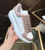 Casual skor kvinnor reser läder snörning sneaker mode lady platt löpande tränare brev kvinna sko plattform män gym sneakers storlek 35-42-45 med låda