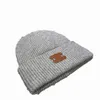 Designer Beanie Luxury Sticke Hat Ins Populära vinter unisex kashmir metallbokstäver avslappnad utomhushuven stickade mössor 9 färg mycket bra gåva