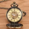 Pocket Watches Bronze Mechanical Pocket Watch Moon Sun Fase Dekorativ graverad antik handvindande hängande fickklocka gåva 230825