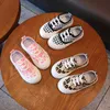 Sneakers Children Canvas Shoes Girls and Boys Shoes 2023 Nya avslappnade lägenheter Fashion Shoes Hot Students Non-Slip All-Match 26-37 Söt L0825