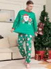 Familjsmatchande kläder Familj Matchande julpyjamas Xmas Green Pyjamas Santa Claus Print Pappa Mommy and Me Christmas Costume Dog Clothes 230825