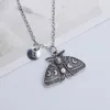 Chaînes Wicca tête morte crâne Hawkmoth papillon papillon collier initial sorcellerie lune pendentif bijoux personnalisés