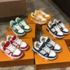 La sneaker bassa di marca per bambini firmata Trainer è la stessa scarpa da bambino stringata