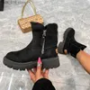 Knähög snö kvinnors stövlar 2024 NY VEET VARM Tjock bomullsdesigner Non-Slip Gladiator Plush Flat Shoes Black T230824 05A26