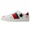 Gratis fraktdesigner Mens Italy Bee Ace Casual Shoes Women White Flat Leather Shoe Green Red Stripe Embroidered Couples Trackers Sneakers Storlek 35-46