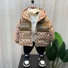 Donsjas Kinderkleding Gewatteerde katoenen jas voor jongens Winter 2023 Nieuwe babyjongen Verdikte jas MidLength Chaoer CottonPadded Kinderen x0825