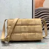 Kadife yastık omuz çantası flep crossbody çantalar moda mektuplar altın donanım iç fermuarlı cep kadınlar çanta çanta