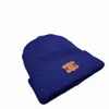 Designer Beanie Luxury Sticke Hat Ins Populära vinter unisex kashmir metallbokstäver avslappnad utomhushuven stickade mössor 9 färg mycket trevlig gåva