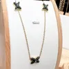 Naszyjniki wisiorki Wisiorki z literą ze stali nierdzewnej dla kobiet luksusowa kolorowa skorupa x urocze wesela biżuterii Tassel 18K złota Z365