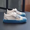 Sneakers Białe buty dla chłopców 2023 Letnie dziewczęta „Dziewczęta” Moda oddychająca siatka dla dzieci proste hak płaskie buty swobodne buty unisex koreańskie l0825