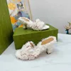 Ny designer hög sandal ull päls kvinnor sandaler damer mode broderi fluffiga fuzzy tofflor vinter inomhus kontor avslappnad höga klackar storlek 35-42