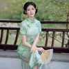 Ethnische Kleidung, Sommer, elegant, Satin, langes Cheongsam, chinesisches klassisches Damen-Qipao mit grünem Blumendruck, kurzärmlig, Neuheit-Abendkleid