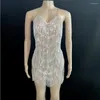 Abbigliamento da palcoscenico Lussuose catene di cristalli argentati Abito trasparente con scollo a V sulla schiena Pietre di moda Design Performance Vedi attraverso il costume