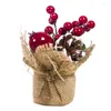 Dekorative Blumen, Weihnachtsfeier, Tischdekoration, fröhliches Dekor, künstlicher Tannenzapfen, Beeren-Minibaum