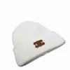 Designer Beanie Luxury Sticke Hat Ins Populära vinter unisex kashmir metallbokstäver avslappnad utomhushuven stickade mössor 9 färg mycket trevlig gåva