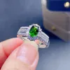 Bagues de cluster Douyin Imitation Diopside Naturel Bague Femelle T Square Diamant Couleur Émeraude Trésor Rangée