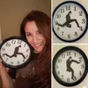 Walks Wandklok Britse Komedie Geïnspireerd Ministerie van Silly Walk Wandklok Klassiek Grappig WandhorlogeWalking Silent Mute Clock HKD230825 HKD230825