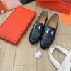 Chaussure de créateur Paris Mocassins Femmes Chaussures Pantoufles en cuir Imprimé Boucle de broderie Sandale BaoTou Muler Pantoufles Chaussures en métal Talon plat