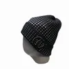 Designer Beanie Luxury Sticke Hat Popular Winter Unisex Cashmere Metal Letters Casual Outdoor Bonnet Sticked Caps 4 Färg mycket bra