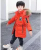 Daunenmantel Neue große Jungen Wintermantel Langer Stil Kinderjacke Kleidung mit Fellkapuze Baumwolle gepolstert Kinder Schneeanzug OutWear 3 bis 15 Y x0825