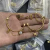 Pendientes de diseño para mujer Pendientes de aro con borlas simples europeas y americanas Pendientes de aro clásicos chapados en oro de 18 quilates para mujer. joyería del banquete de boda HLVE2--006